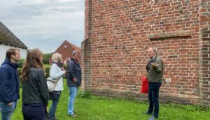 uitleg bij de kerk in Obergum